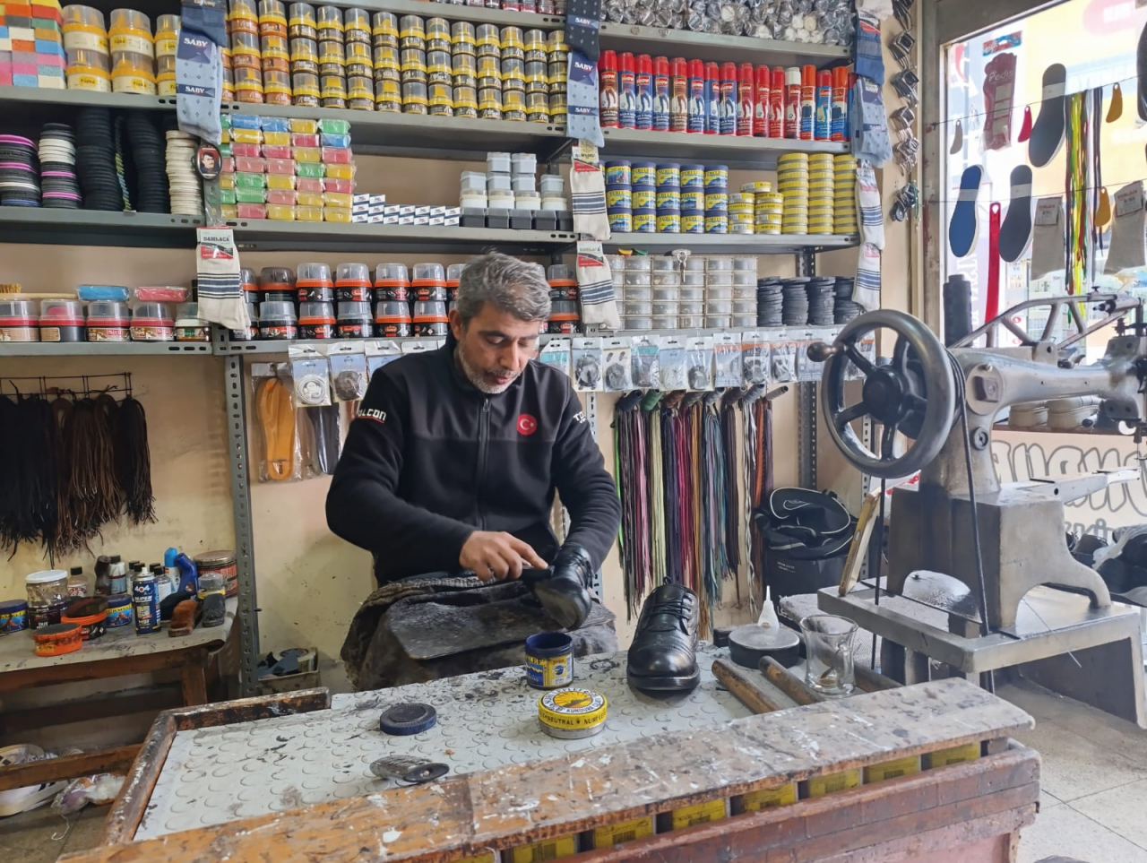 Ağrı'da soğuk hava ayakkabı tamircilerinde hareketliliği artırdı