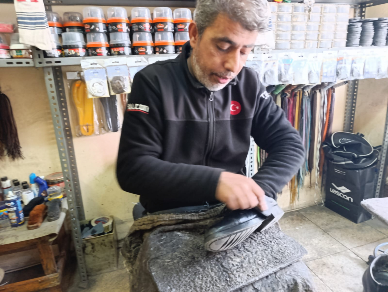 Ağrı'da soğuk hava ayakkabı tamircilerinde hareketliliği artırdı