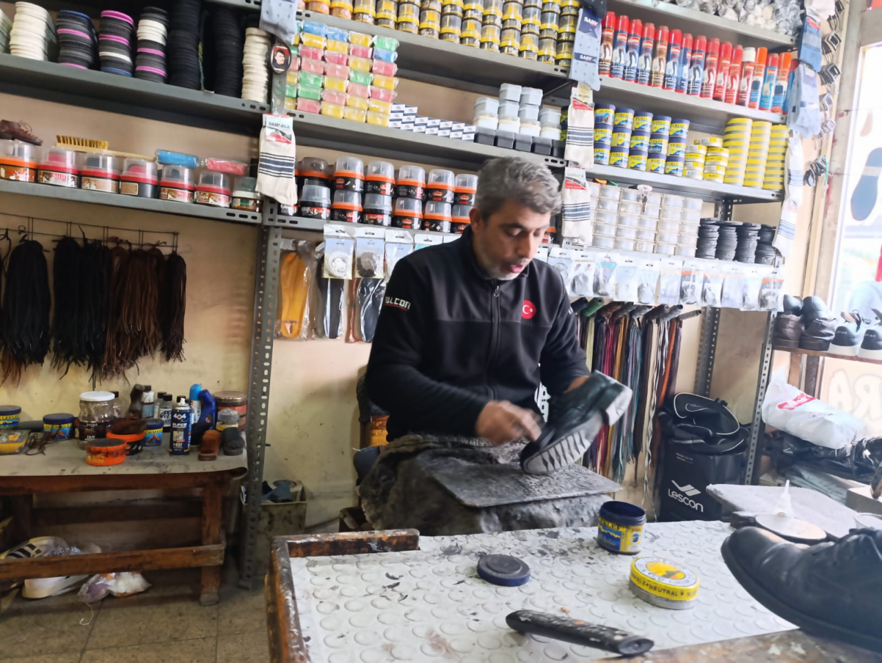 Ağrı'da soğuk hava ayakkabı tamircilerinde hareketliliği artırdı