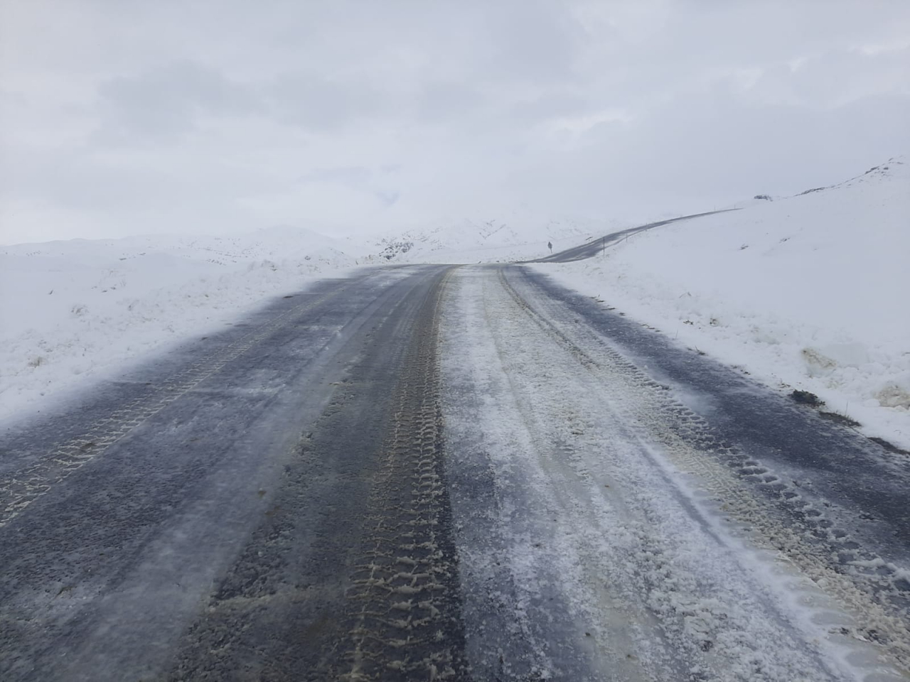 Ağrı'da karla mücadelede dokuz köy yolu ulaşıma açıldı