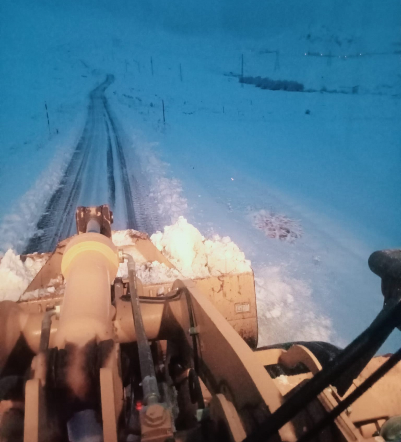 Eleşkirt'te köy yolları gece mesaisiyle açılmaya devam ediyor