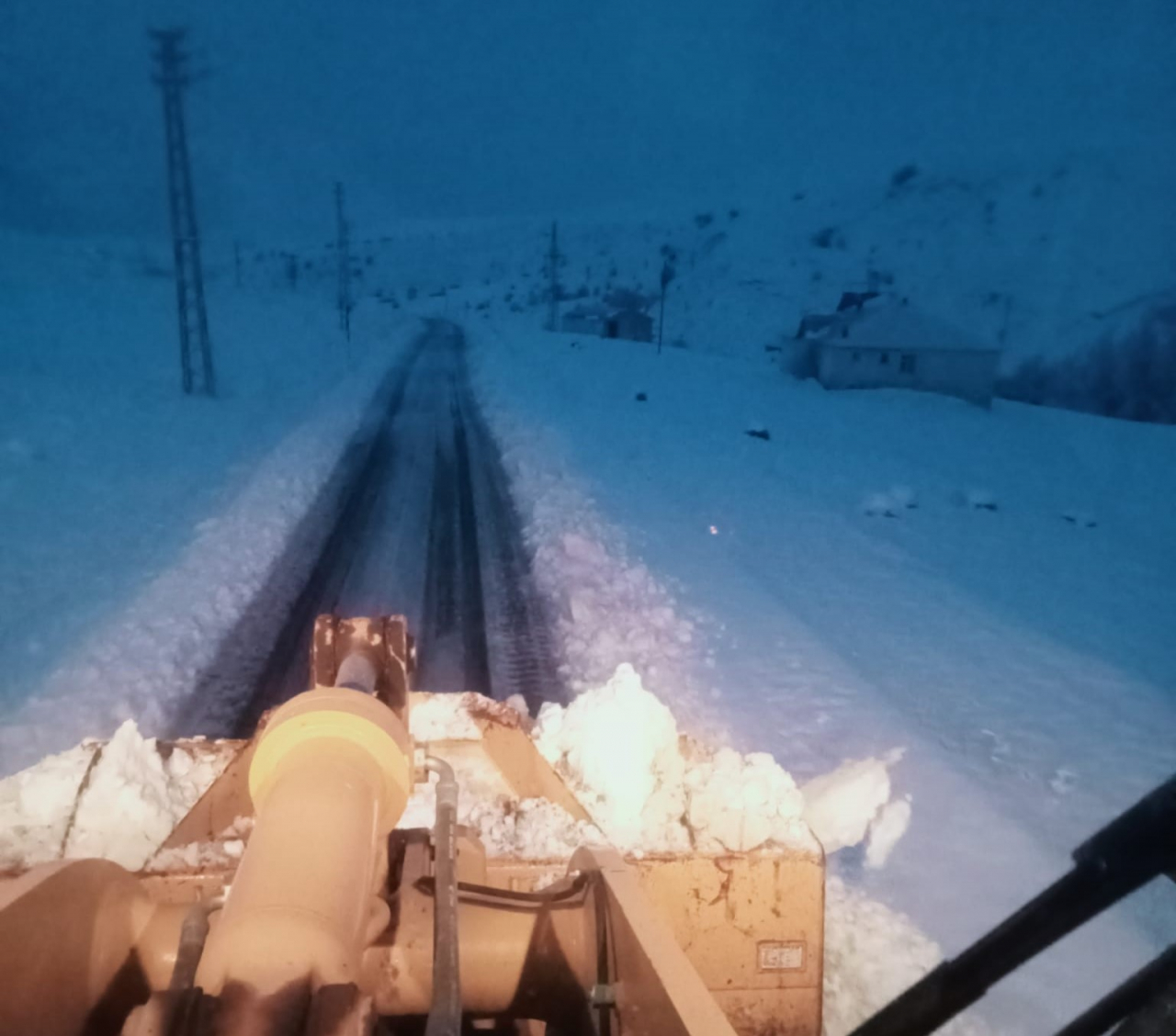 Eleşkirt'te köy yolları gece mesaisiyle açılmaya devam ediyor