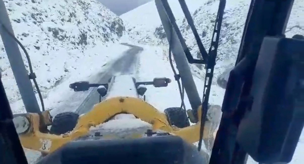 Ağrı'da karla mücadelede dokuz köy yolu ulaşıma açıldı
